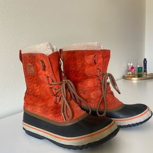 Sorel orange women’s size 7 boots